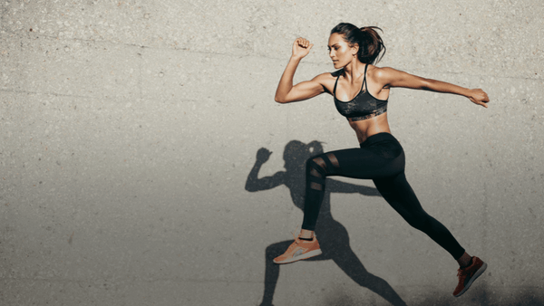 Athlete sprinting outdoors, illustrating human endurance, movement efficiency, and thermoregulation during high-intensity effort.