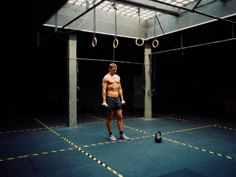 Athlete between efforts during high-intensity training illustrating thermal fatigue and performance drop between sets
